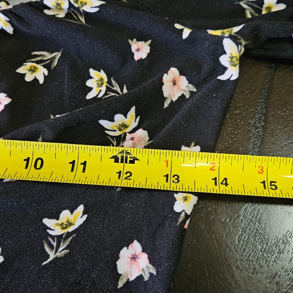 No Boundaries Black Floral Long Sleeve Scoop Neck Top Size M - Picture 7 of 9